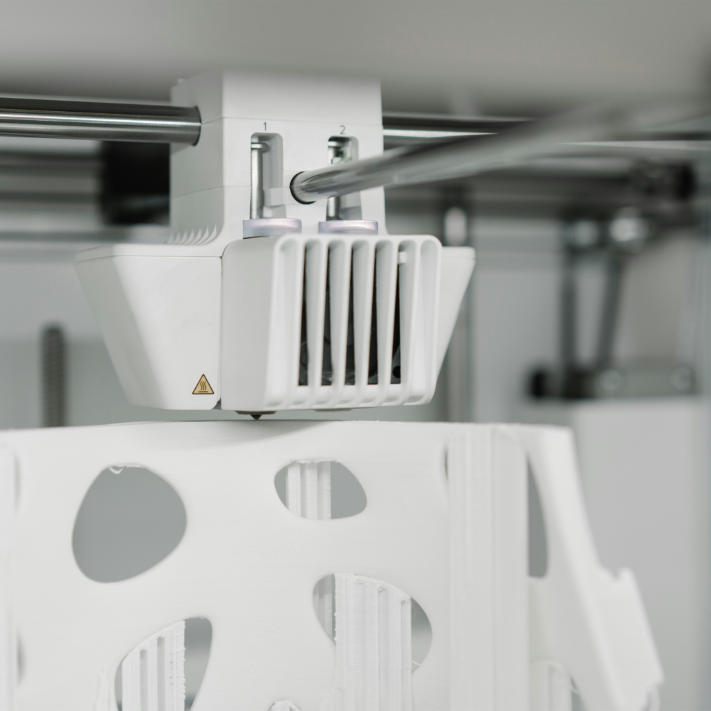 Zdjęcie drukarki 3D w trakcie drukowania zaawansowanego projektu przez profesjonalną firmę specjalizującą się w technologii druku 3D. Wysokiej jakości sprzęt i doświadczenie ekspertów gwarantują precyzyjne wydruki, które idealnie odwzorowują szczegóły projektów. Druk 3D na zamówienie – solidność, dokładność i nowoczesna technologia w każdym detalu!