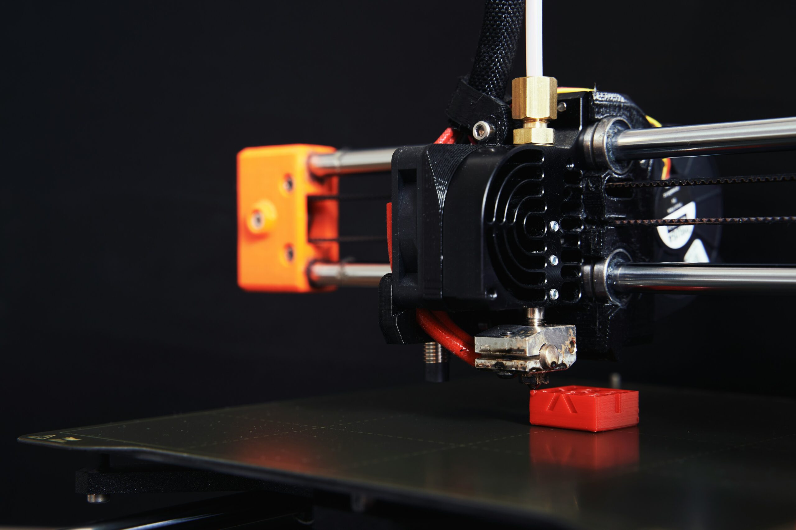 Zdjęcie drukarki 3D w trakcie drukowania zaawansowanego projektu przez profesjonalną firmę specjalizującą się w technologii druku 3D. Wysokiej jakości sprzęt i doświadczenie ekspertów gwarantują precyzyjne wydruki, które idealnie odwzorowują szczegóły projektów. Druk 3D na zamówienie – solidność, dokładność i nowoczesna technologia w każdym detalu!